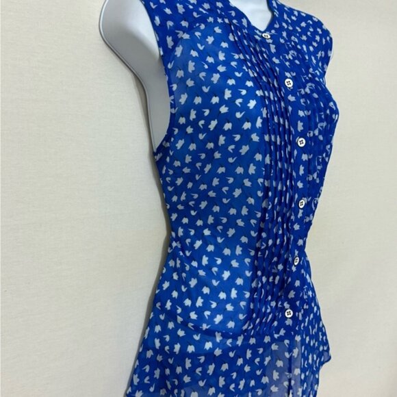 O-59 CAbi Blue White & Black Floral Pleated Front Sleeveless Button‎ Down Blouse - Picture 4 of 15